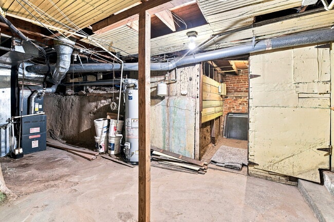 Building Photo - $2,845.95, 3 bed, 1 bath, located in Denver with New Appliances