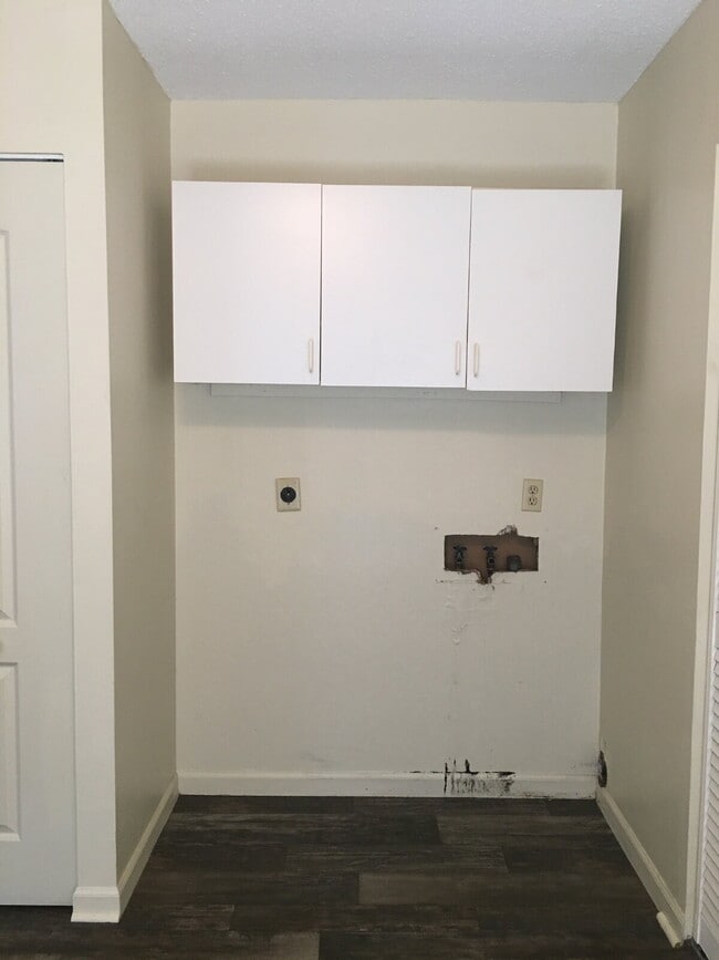 Building Photo - Adorable 2 BR | 1 BA Townhome in Goldsboro! Excellent Location!