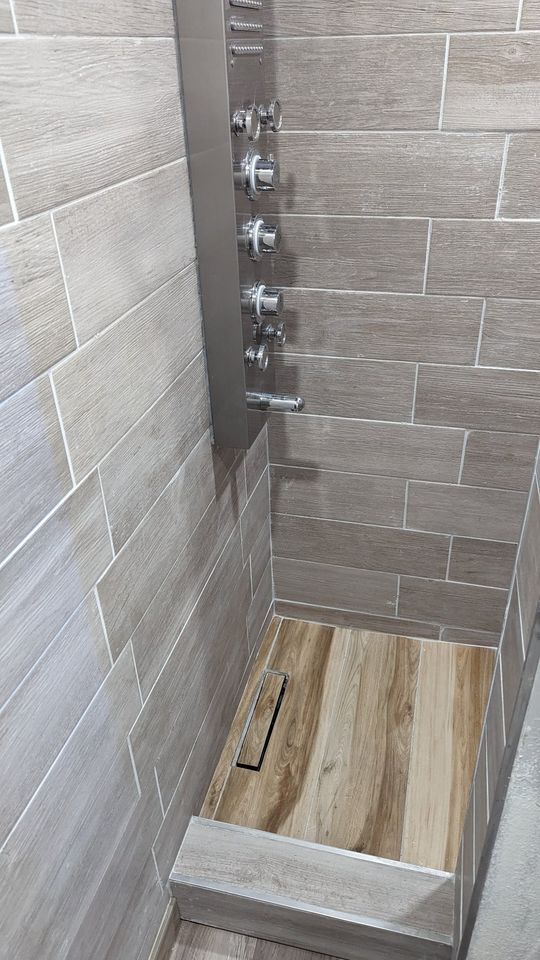 Building Photo - 833 E Platte Ave