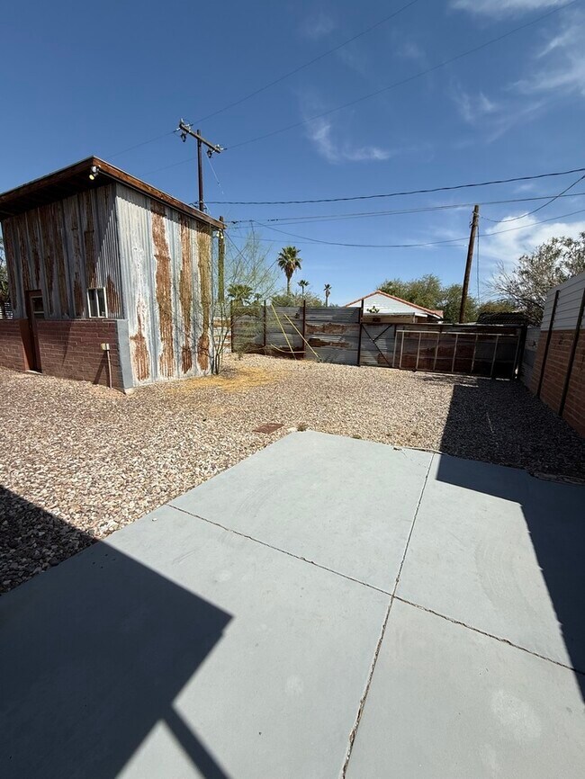 Building Photo - HOUSE FOR RENT