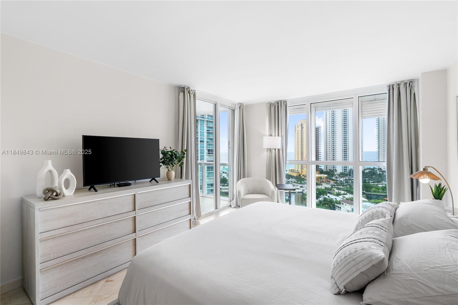 Building Photo - 16500 Collins Ave