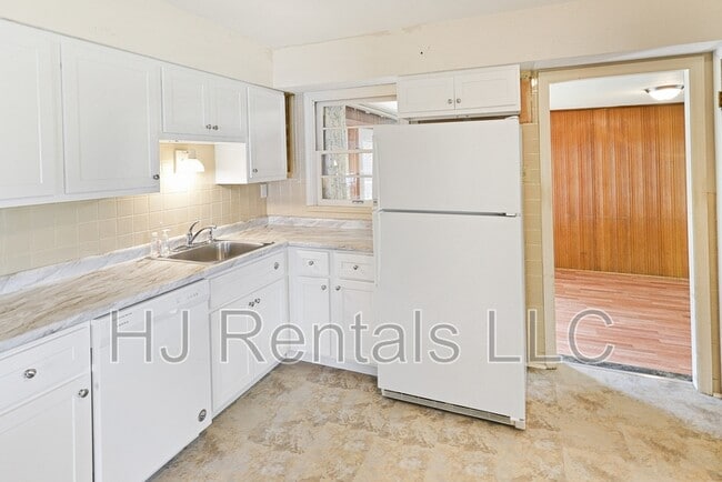 Building Photo - 160 St Benedict Ln