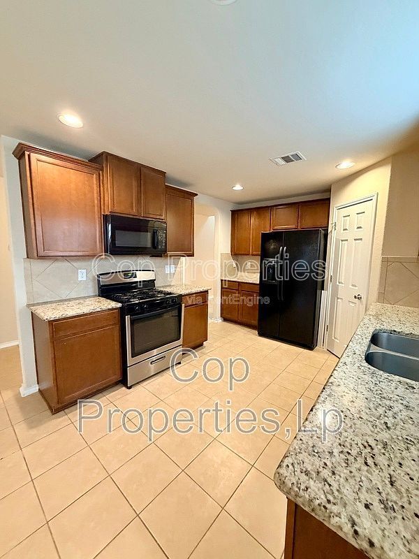 Building Photo - 741 Clearbrook Ave