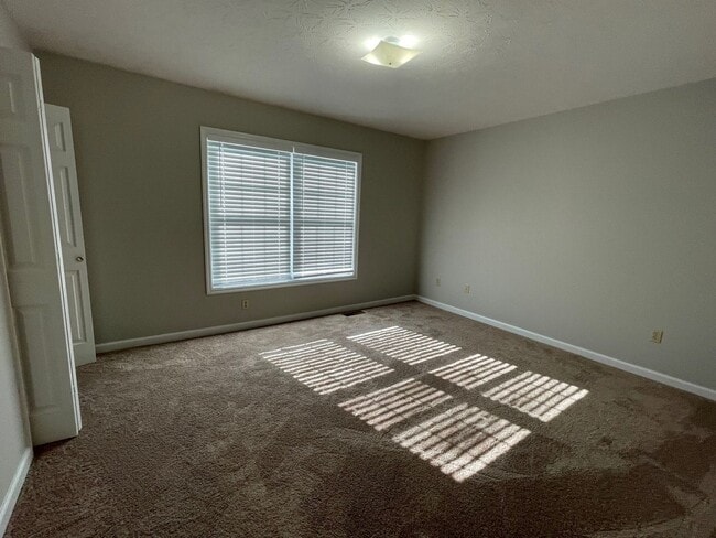 Building Photo - Fresh Two Bedroom Townhouse