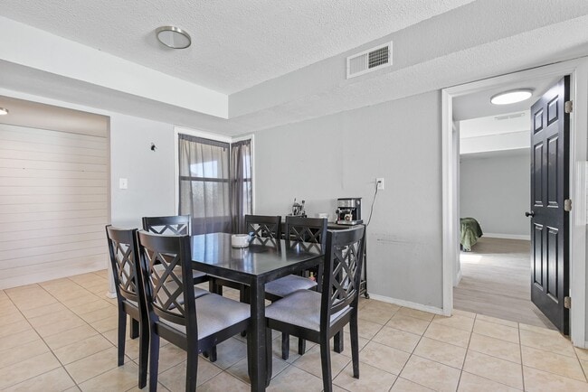 Building Photo - Roomy 3 Bedroom Home with a Fireplace