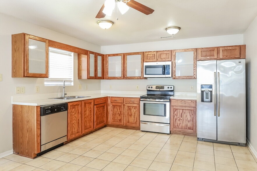 Building Photo - 831 Skywatch Ln