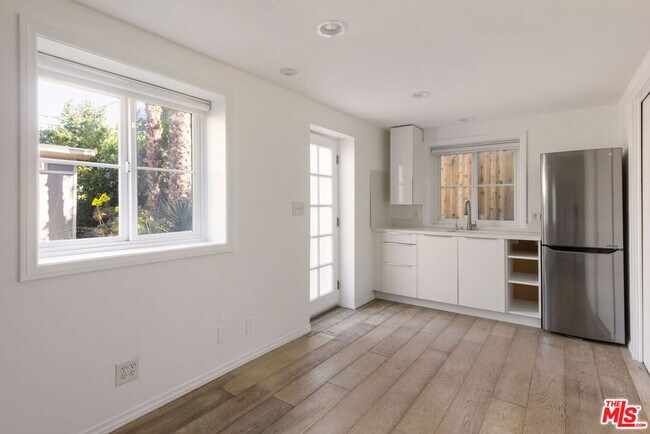 Building Photo - 150 Anita Dr