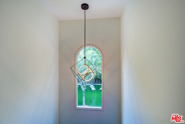 Building Photo - 858 N W Knoll Dr