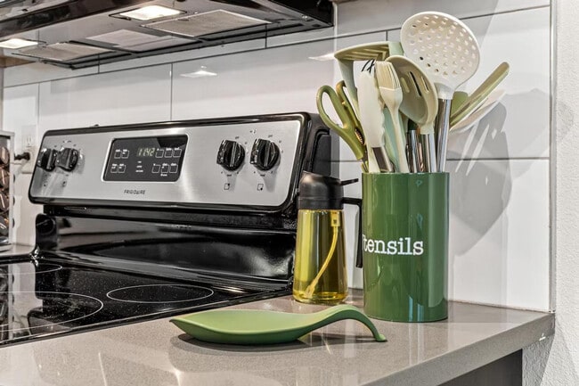 Building Photo - 301 N 7th Ave