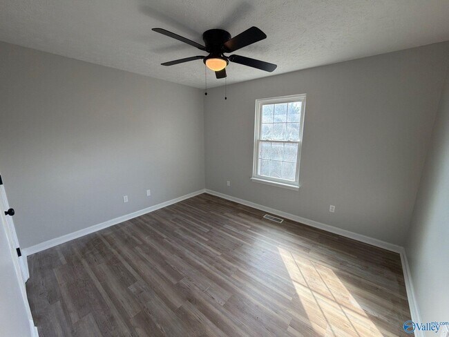 Building Photo - 103 Kestrel Ct SW