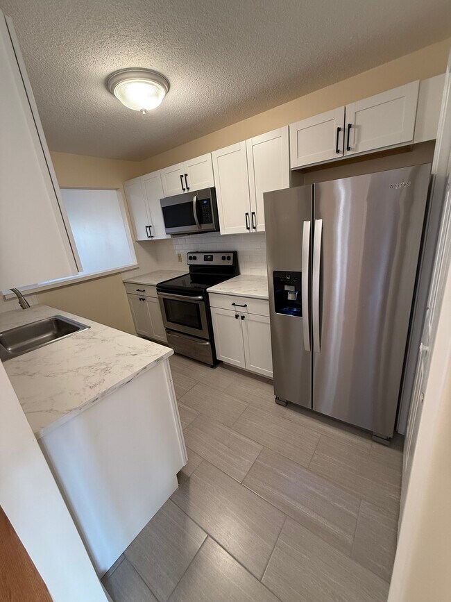 Building Photo - 504 Water Course Row