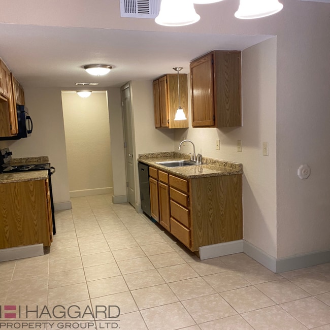 Building Photo - 3 bedroom 2.5 bathroom Duplex