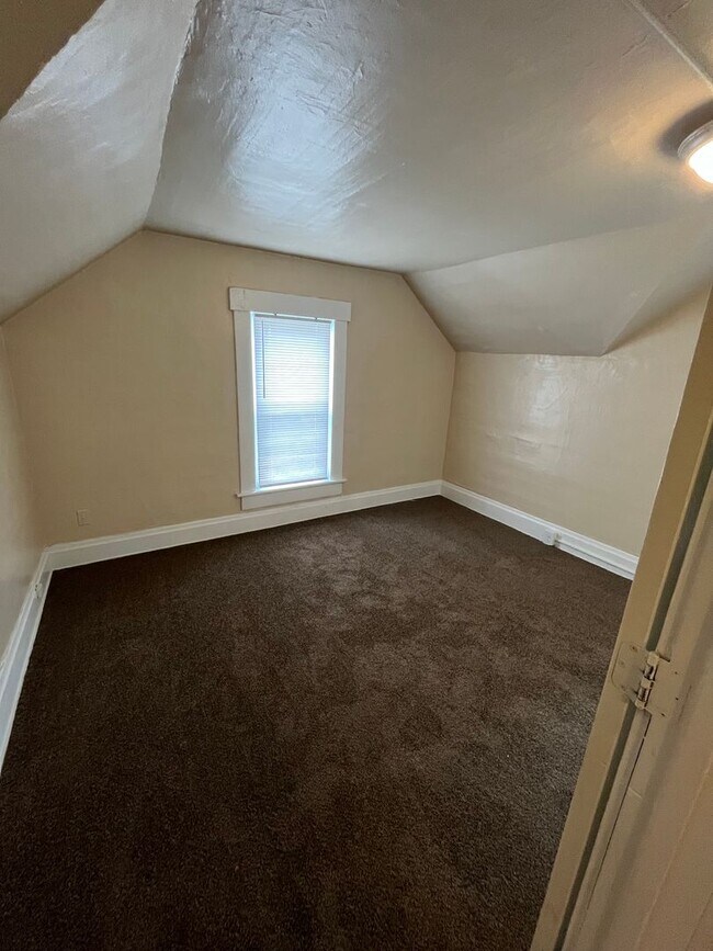 Building Photo - Spacious 2 Bedroom on Weber Rd.