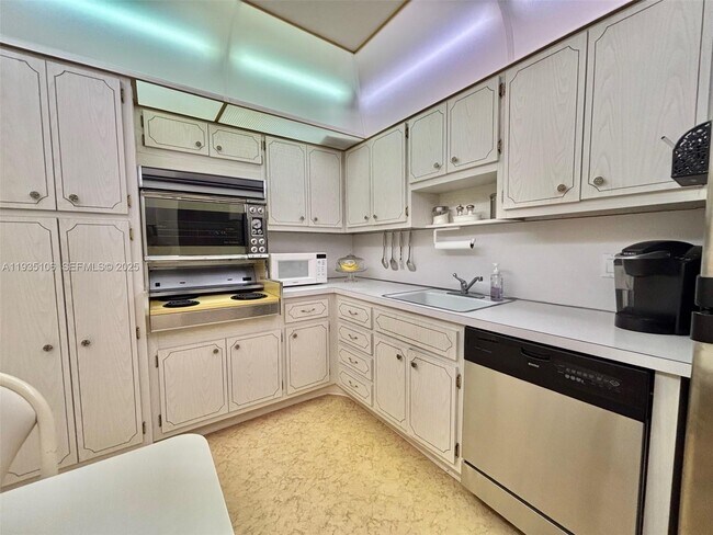 Building Photo - 1950 S Ocean Dr