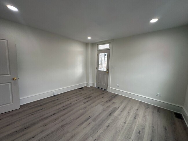 Building Photo - 528 Manor St