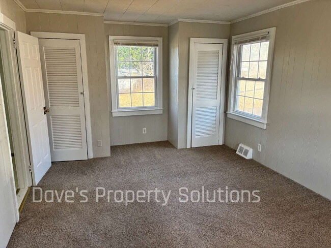 Building Photo - Recently Refreshed 3BR Home with Large Fenced Backyard