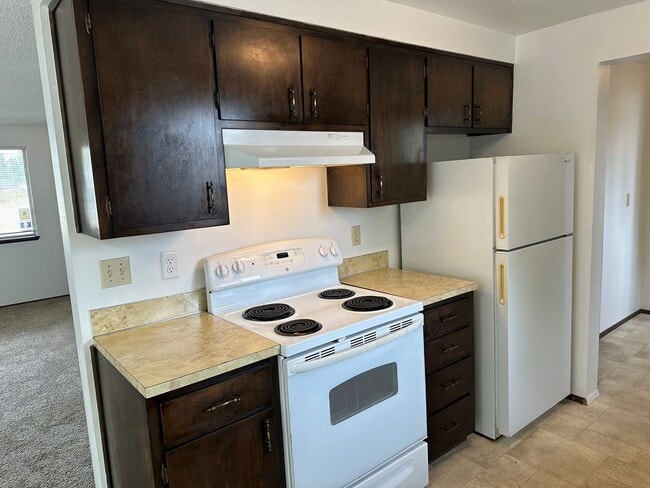 Building Photo - 2 bedroom 1.5 bath duplex in Springfield!