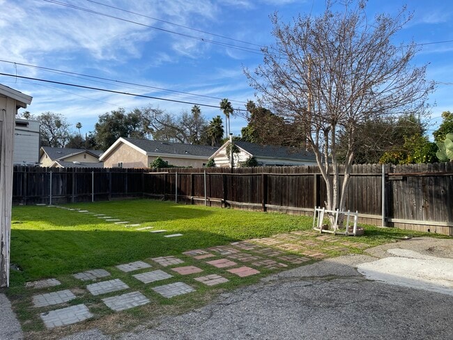 Building Photo - 155 S Grand Oaks Ave