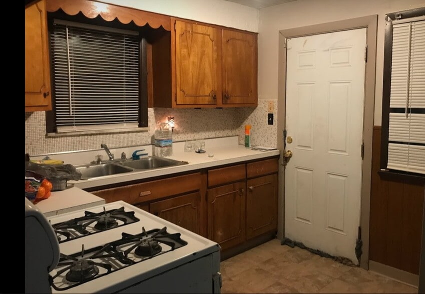 Complete kitchen - 793 East Blvd