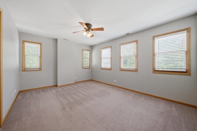 Building Photo - 586 S Hawthorne Ave
