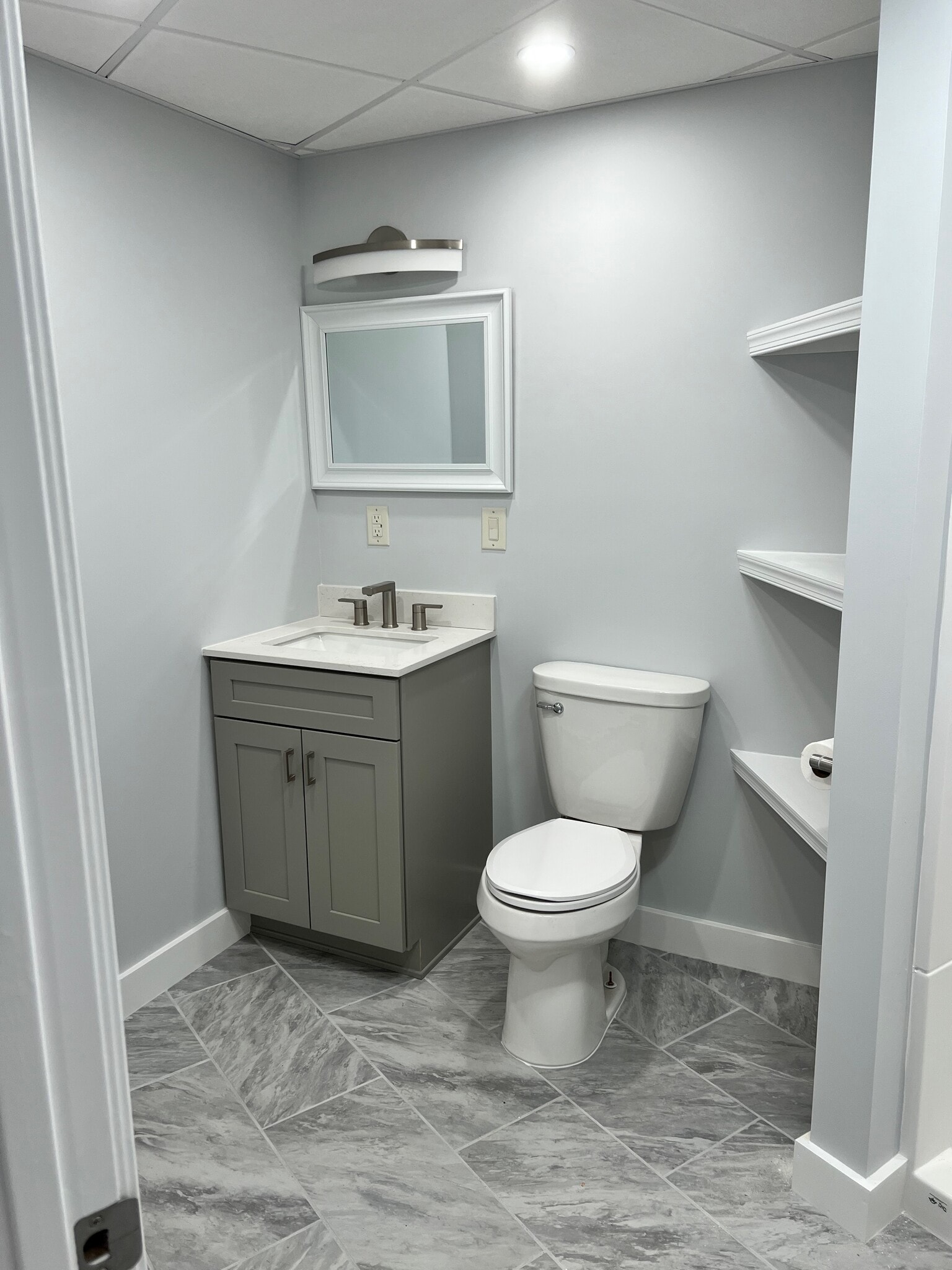 Building Photo - 410 Hillview Plz