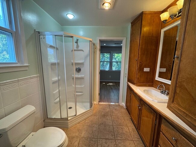 Building Photo - Spacious And Elegant 4 Bed 3 Bath Home Wit...