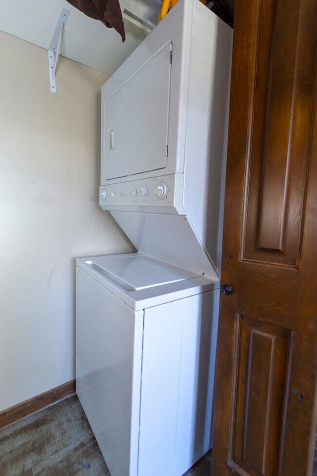 Building Photo - Woodworks Townhome- 3 Bedroom/3 Bath Unit w/Updated kitchen on the Bus Route