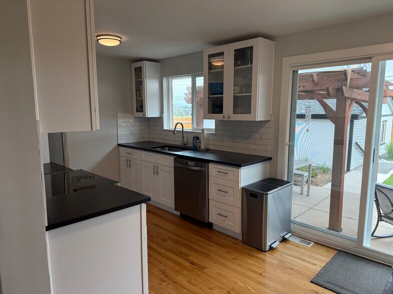 Kitchen. - 7101 Clay St