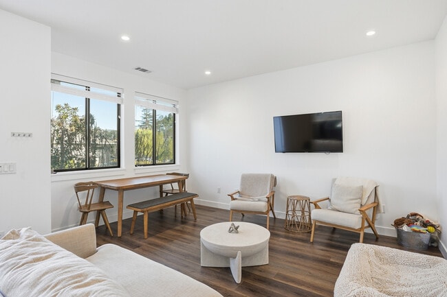 Building Photo - 259 Almond St