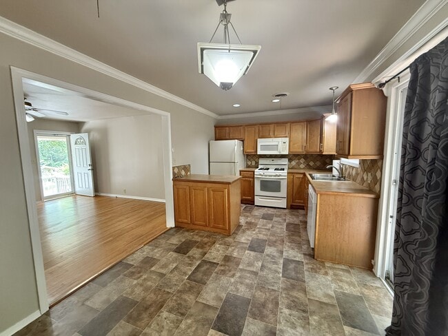 Building Photo - 207 Casalinda Cir