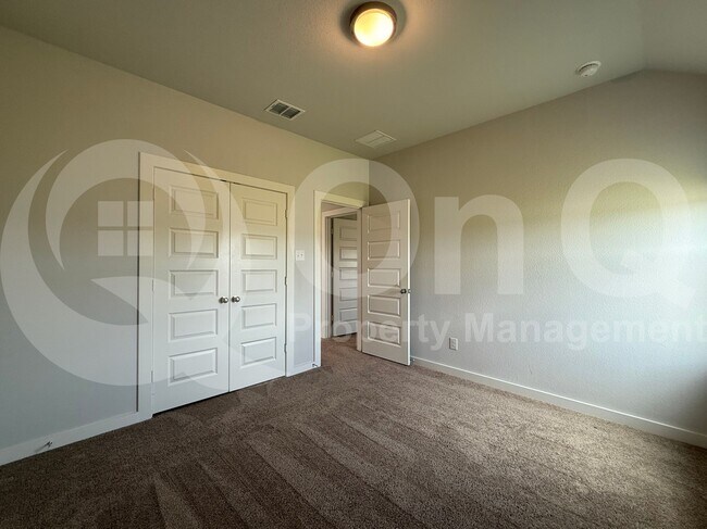Building Photo - 405 Loganberry Dr