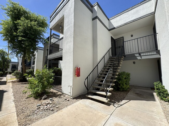 Building Photo - MELROSE DISTRICT CONDO WITH HUGE MOVE-IN SPECIAL – HALF OFF FIRST & SECOND MONTH’S RENT!