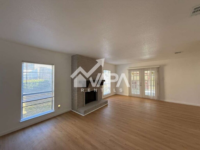 Building Photo - 1074 Honey Tree St