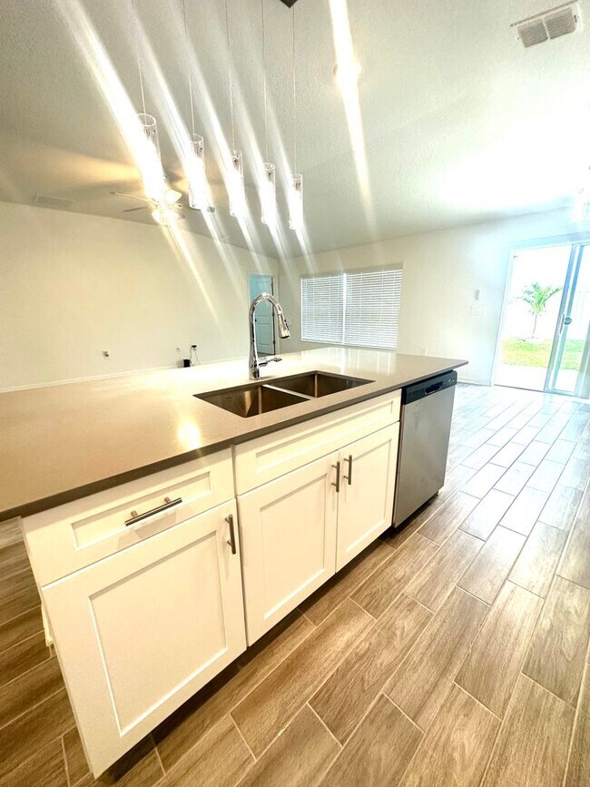 Building Photo - Brand New 4 bed inCypress Park - Haines City