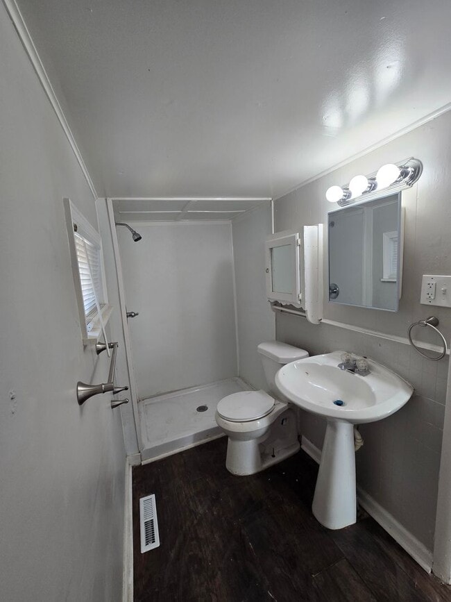 Building Photo - Rent ready renovated House