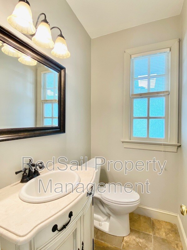 Building Photo - 3928 Oak Dr E