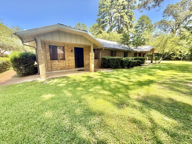 Building Photo - Newly renovated 2-bed/2-bath
