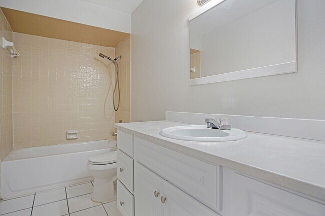 Building Photo - Private 2BR/1BA Duplex with Florida Room