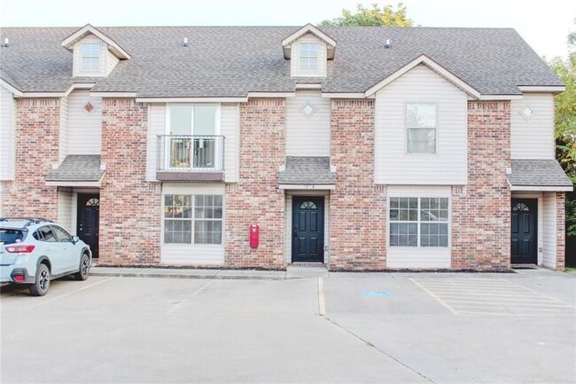 Building Photo - 1730 N Chestnut Ave