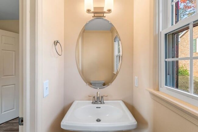 Building Photo - NW, Updated, Wood Floors, SS Appl., Den, D...