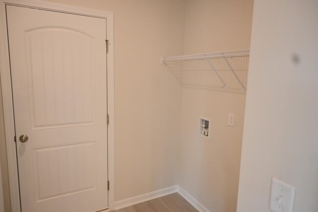 Building Photo - 692 Manitou Cir