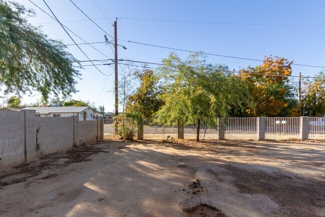 Building Photo - 6417 S 10th St