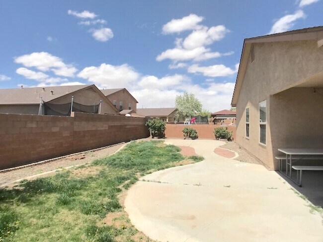 Building Photo - Don't miss out!  Beautiful 3 bedroom Los Lunas Home! Open Layout, spacious living room. Easy I-25...
