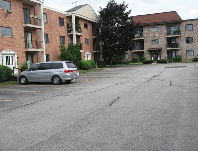 Building Photo - 5403 Chateau Dr