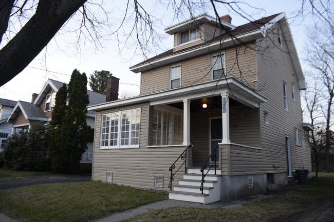 Primary Photo - 123 Kent St