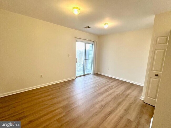 Building Photo - 898 Bayridge Dr