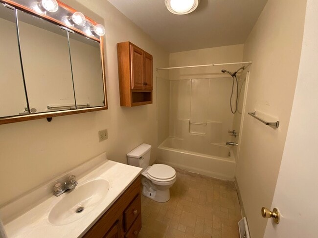 Building Photo - 124 Karen Way