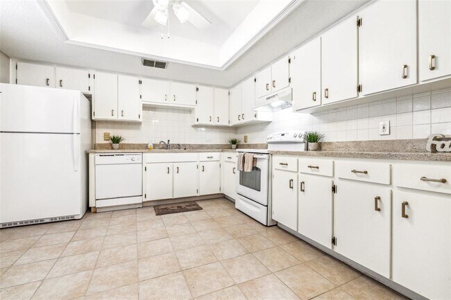 Building Photo - 820 Patricia Ave