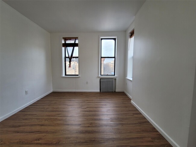 Building Photo - 385 Suydam St