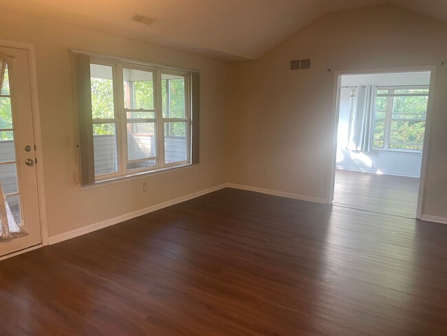 Building Photo - 2 bed 2 bath condo with garage FRESH PAINT!